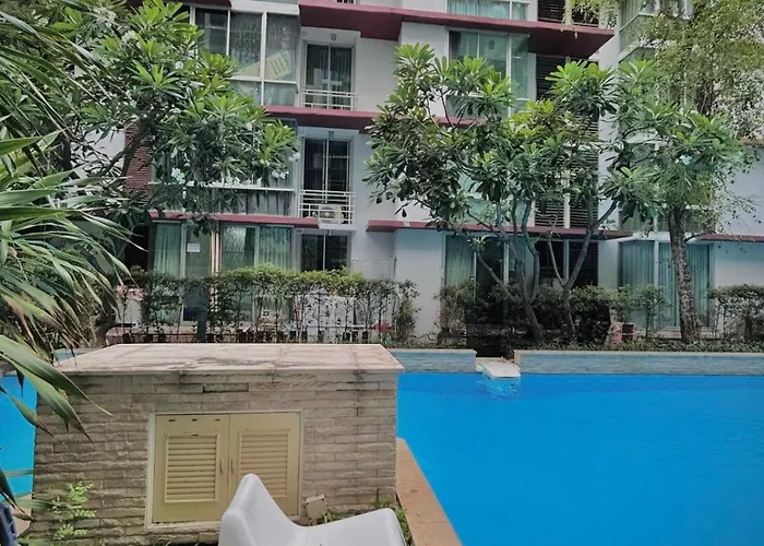 With Pool View & Great Amenities Apartment Bangkok